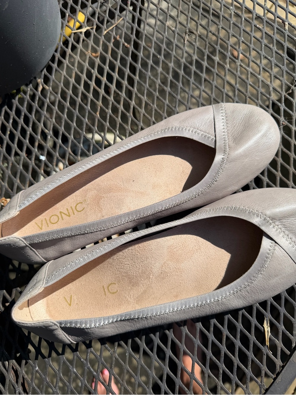 Vionic Women’s Light Gray Leather Ballet Flats
